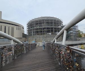 Szklana fasada Opery Nova nabiera kształtów. Rozbudowa wkracza w decydującą fazę!