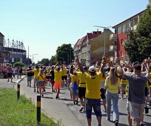 Przemarsz kibiców Stali Gorzów przed meczem z Falubazem Zielona Góra