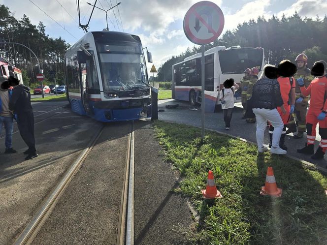Autobus zderzył się z tramwajem w Bydgoszczy! 7 osób poszkodowanych [ZDJĘCIA]