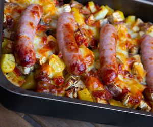 Biała kiełbasa pieczona z ziemniakami i pieczarkami: przepis, który uzależnia