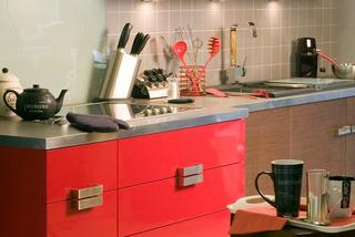 Fronty kuchenne - kuchnia czerwona z drewnem