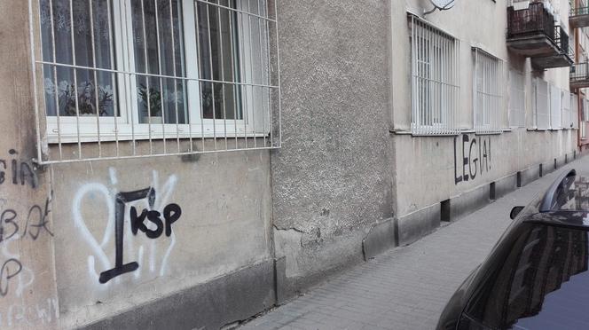 Coraz więcej symboli, napisów i obraźliwych haseł na praskich budynkach