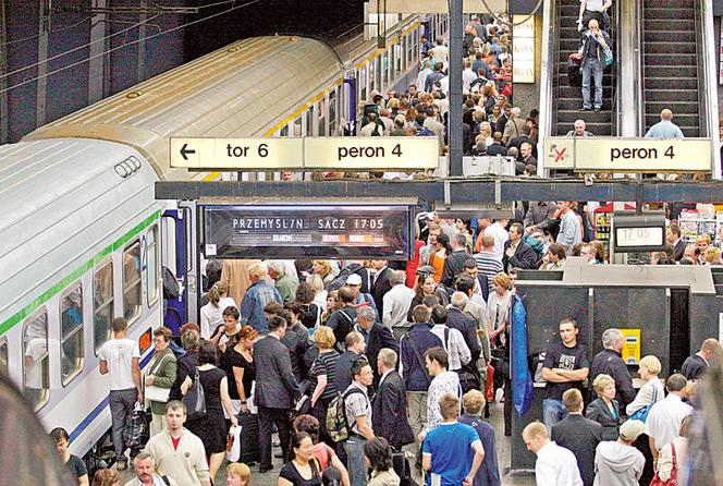 WIDEO: Pociąg POĆWIARTOWAŁ samobójcę - zwłoki na Centralnym