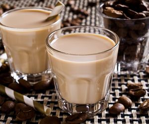 Likier z masy krówkowej. Domowy smakuje lepiej niż oryginalny