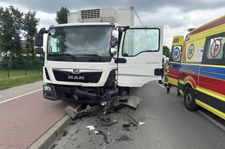 Zderzenie osobówki i ciężarówki w Dąbrówce-Ług. Jest jedna osoba poszkodowana
