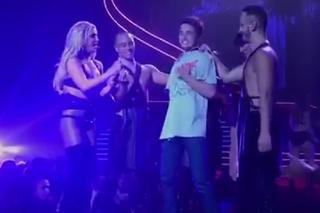 Wpadka Britney Spears - zaprosiła fana na scenę i bardzo tego pożałowała VIDEO