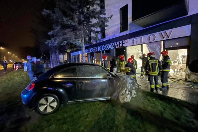 Poważny wypadek w Toruniu. Wjechała volkswagenem w wystawę sklepową