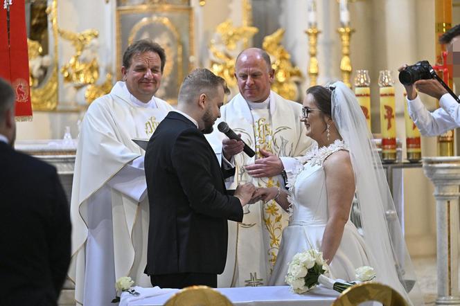 Posłowie Moskal i Kanthak na ślubnym kobiercu. Takie garnitury wybrali