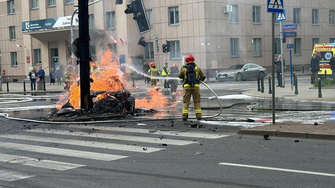 Autem elektrycznym huknął w słup, pojazdstanął w ogniu