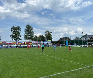 Kilkuset młodych piłkarzy w Starym Sączu. Trwa tu Turniej Sokolika