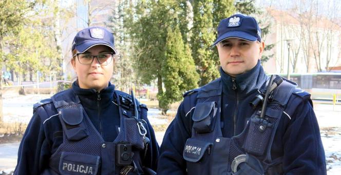 Białystok: Spał w płonącym samochodzie. Uratowali go policjanci