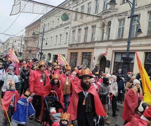 Kolorowy Orszak Trzech Króli w Łodzi. W centrum miasta pojawiło się mnóstwo osób [ZDJĘCIA]