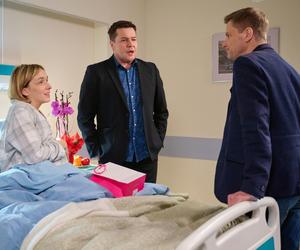 Na Wspólnej, odc. 3609: Iga (Lidia Sadowa), Michał (Robert Kudelski), Robert Tadeusiak (Dariusz Wnuk)