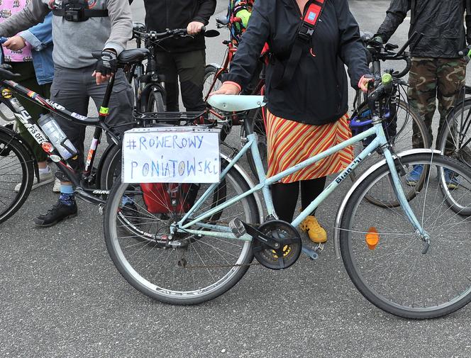 Protest rowerzystów na Moście Poniatowskiego. "Tu jest jak w cyrku"