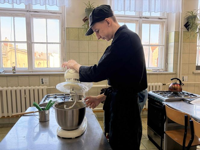 Uczniowie grudziądzkiego "Gastronomika" przygotowali rogale na Św. Marcina