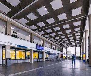 Warszawa Stadion PKP - zdjęcia stacji w kształcie łupiny orzecha