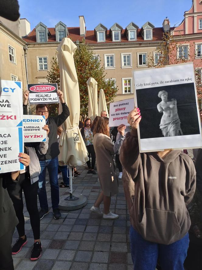 Pikieta urzędników poznańskich na Placu Kolegiackim