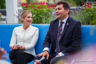 Marta Nawrocka zdała szyku w żakiecie zapinanym na złote guziki! Wyruszyła z pierwszą wizytą jako prezydentowa 