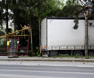 Tragiczny wypadek w Tyczynie w województwie podkarpackim. Przez karambol tir wjechał w przystanek 