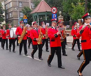 Przemarsz orkiestr dętych podczas finału TTSR 2024