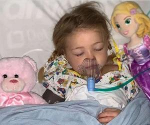 „Miała tylko ospę wietrzną, a nagle lekarze zabrali ją na poważną operację. 4-latka ledwie uszła z życiem