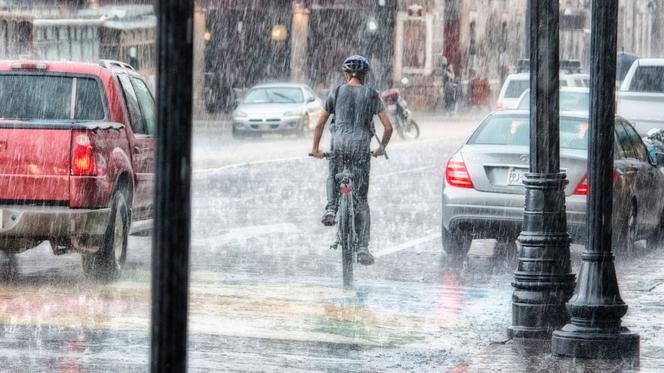 Woda wlewała się do mieszkań w stolicy! Najgorzej było na Bielanach, we Włochach i pod Warszawą