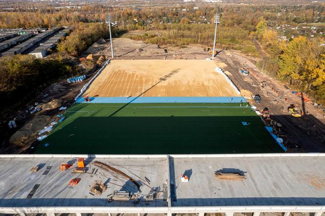 Budują nowy stadion Polonii Bytom. Nawet jesienią trawa jest na nim zielona
