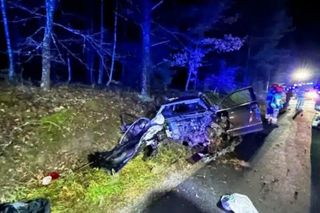 Dwa samochody zderzyły się na drodze, jedno stanęło w ogniu. Wiele ofiar śmiertelnych