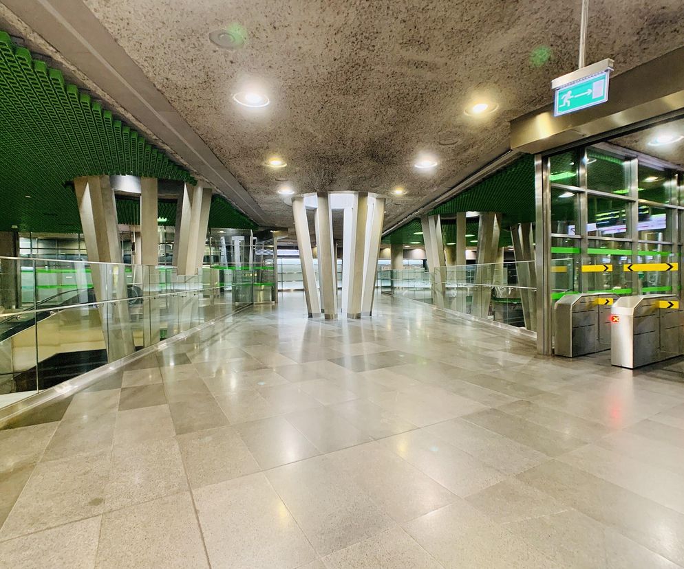 Pusta antresola stacji metra Stadion Narodowy z betonowymi słupami. O utrudnieniach na 3. linii metra pisze Architektura.