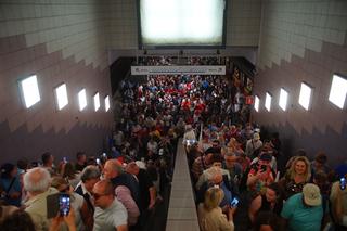 Takich tłumów w warszawskim metrze jeszcze nie było. Ledwo mieścili się na peronach!