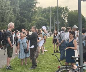 Protest mieszkańców przeciwko wycince drzew pod budowę linii tramwajowej do Mistrzejowic.