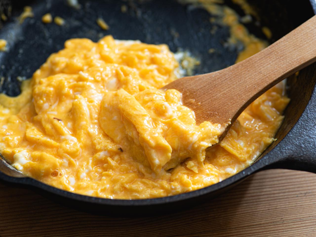 Jak poprawić smak jajecznicy? Dodaj jeden zaskakujący składnik