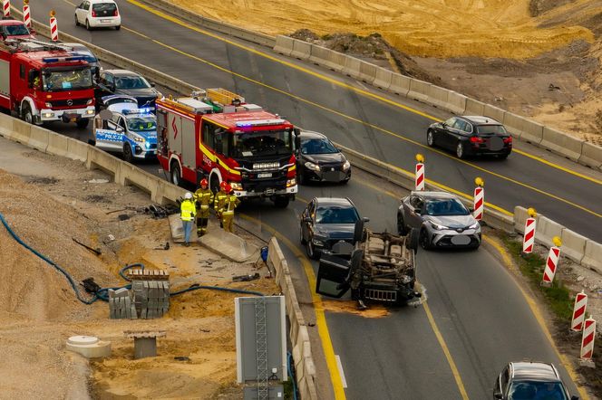 Jeepem wylądował na dachu. Poważny wypadek na S7 pod Warszawą, kierowca był pijany