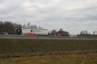 Horror na S17. Kierowca ciężarówki zginął pod kołami drugiej ciężarówki