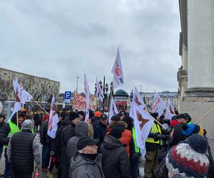 Warszawa: pracownicy MPO protestowali przed ratuszem