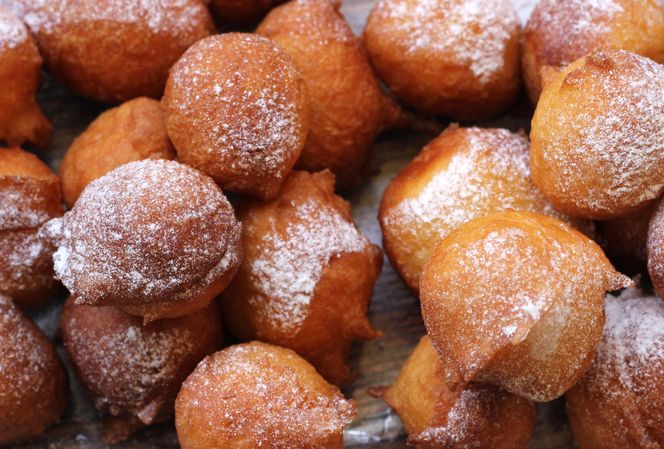 Pączki kładzione łyżką to genialny sposób na domowe słodkości bez zbędnych komplikacji! 