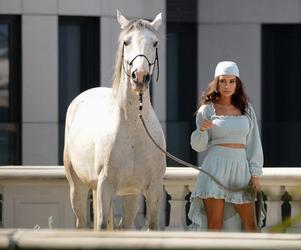 Natalia Siwiec na koniu w centrum Warszawy