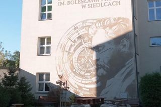 Mural można zobaczyć tylko od strony ulicy Sienkiewicza, na terenie zielonym I LO im. Bolesława Prusa w Siedlcach.