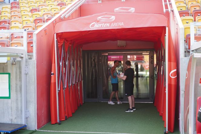 Pożegnianie Murawy na Chorten Arenie. Jagiellonia Białystok rozdaje boisko swoim kibicom