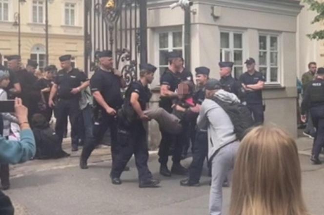 Rektor UW wezwał policję. Mundurowi wynieśli protestujących studentów