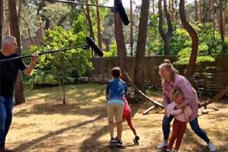 M jak miłość po wakacjach 2023. Nowa niania, Misiek (Aleksander Bożyk), bliźniaczki Emilka (Julia Kempka), Zuzia (Marcelina Kempka) na planie