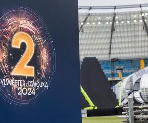 Budowa scen sylwestrowych na Stadionie Śląskim