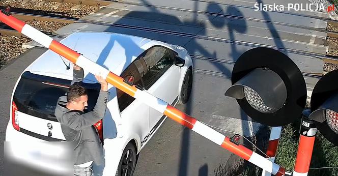 Śląskie: Wjechała za zapory na przejeździe kolejowym!