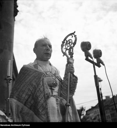 Uroczystość Bożego Ciała w Warszawie celebrowana przez Prymasa Polski kardynała Stefana Wyszyńskiego - 1957 rok