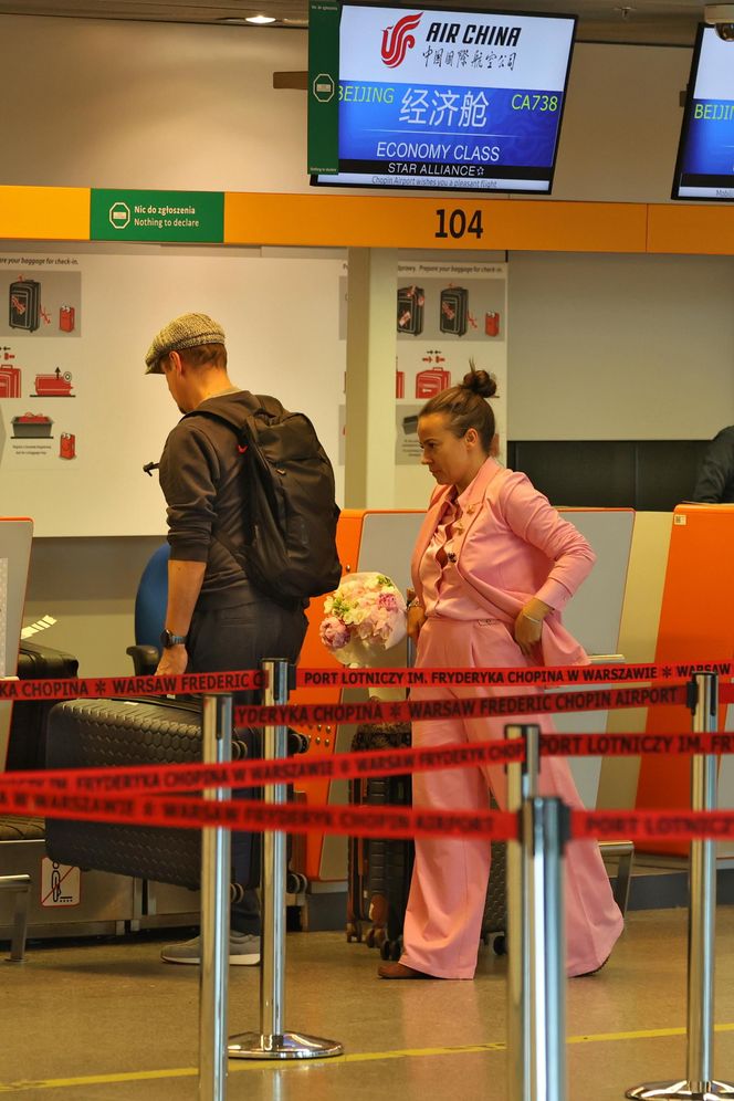 Anna Mucha z rodziną na lotnisku