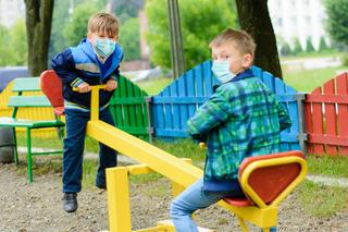 Jakich zasad przestrzegać podczas zabaw dziecięcych w czasie epidemii koronawirusa?