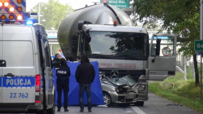 Ciężarówka zmiażdżyła bok małego seicento. 65-latka zginęła na miejscu