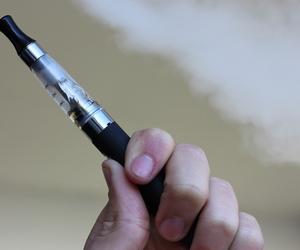 15-latek pobity za e- papierosa 