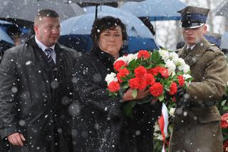 Anna Komorowska składa kwiaty w Smoleńsku