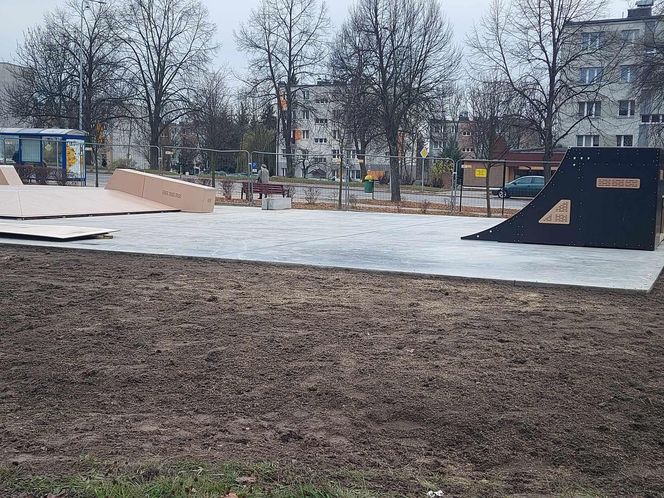 Skate Park Starachowice. Większość urządzeń już zamontowano